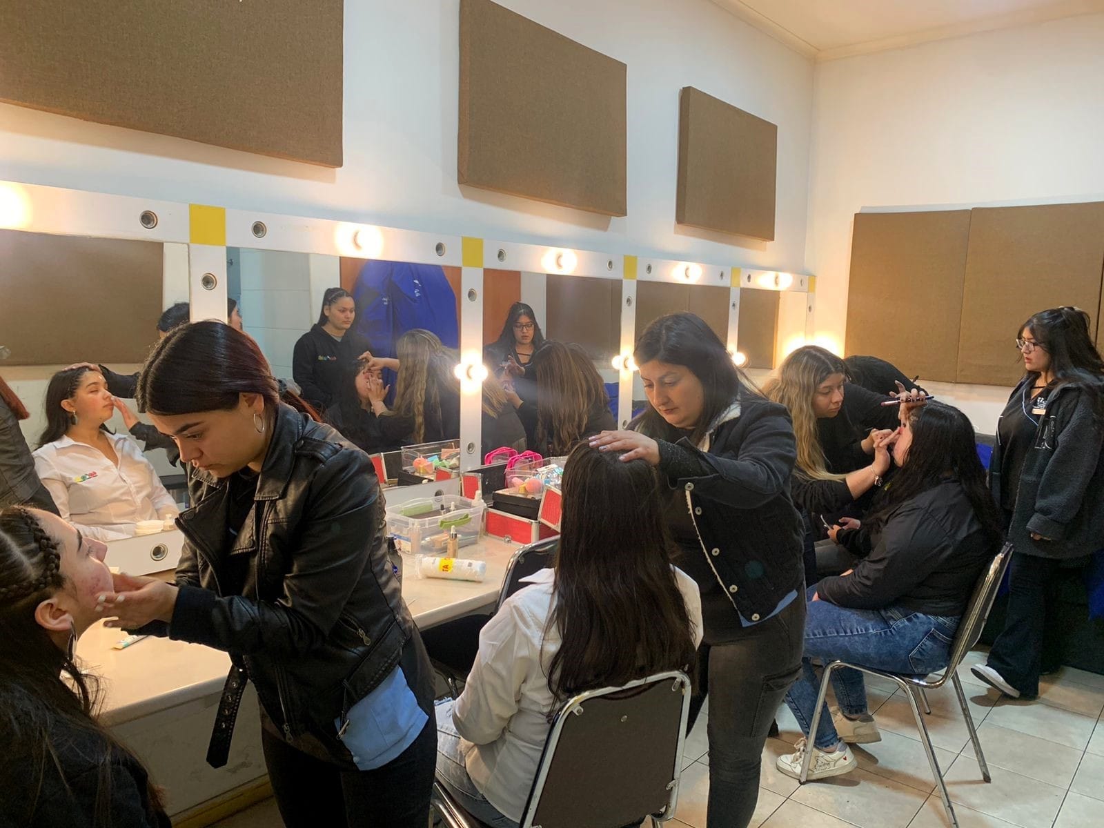 Estudiantes de Técnico en Cosmetología y Estética Integral del CFT San Agustín participaron en el 17° Aniversario de COFOLA